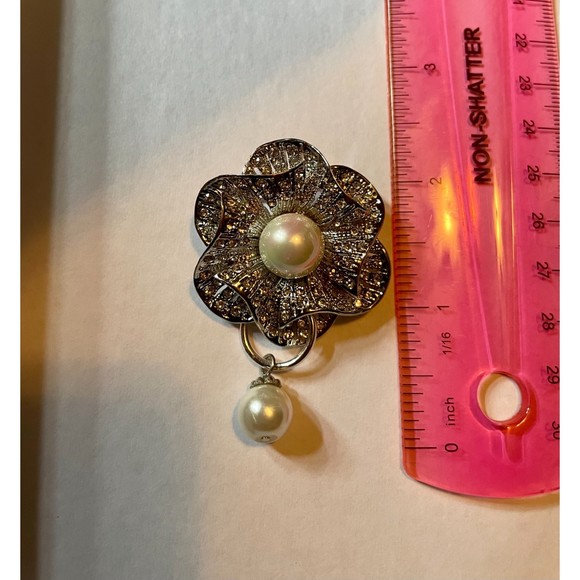 Small Bling Camelia Brooch with Pearl - Picture 5 of 8